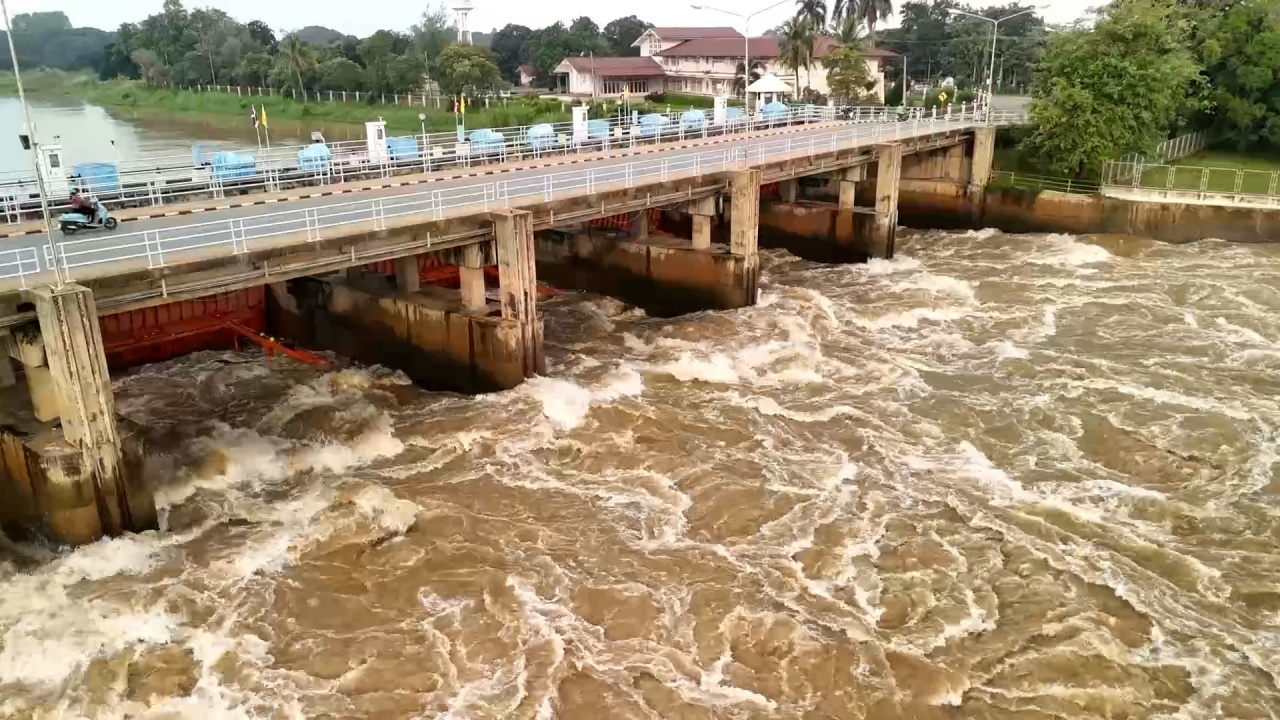 "เขื่อนเจ้าพระยา" ระบายน้ำ 2,900 ลบ.ม./วินาที ชาวบ้านมองระดับน้ำสูงเท่าปี 2565