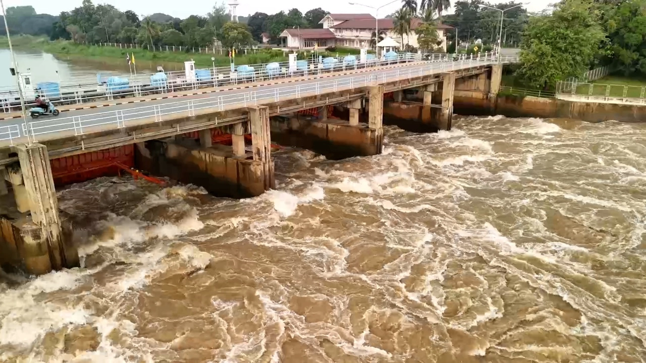 "เขื่อนเจ้าพระยา" ระบายน้ำ 2,900 ลบ.ม./วินาที ชาวบ้านมองระดับน้ำสูงเท่าปี 2565