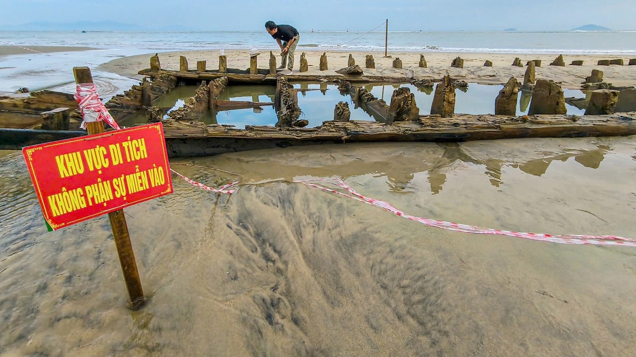 พายุคัลแมกีเผยให้เห็นซากเรือโบราณอายุหลายร้อยปี นอกชายฝั่งเมืองฮอยอัน เวียดนาม