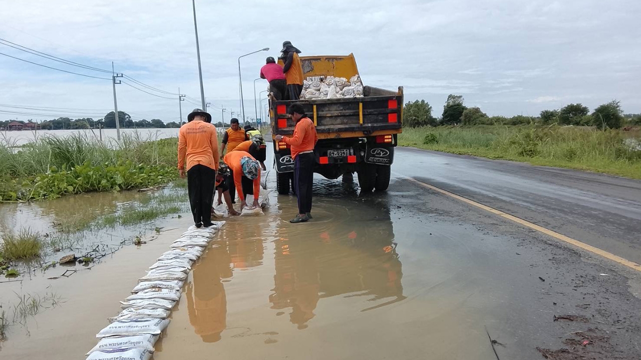กรมทางหลวงชนบท ลุยรับมือ "พายุคัลแมกี" สั่งช่วยเหลือประชาชน วางกระสอบทรายเส้นทางน้ำท่วม