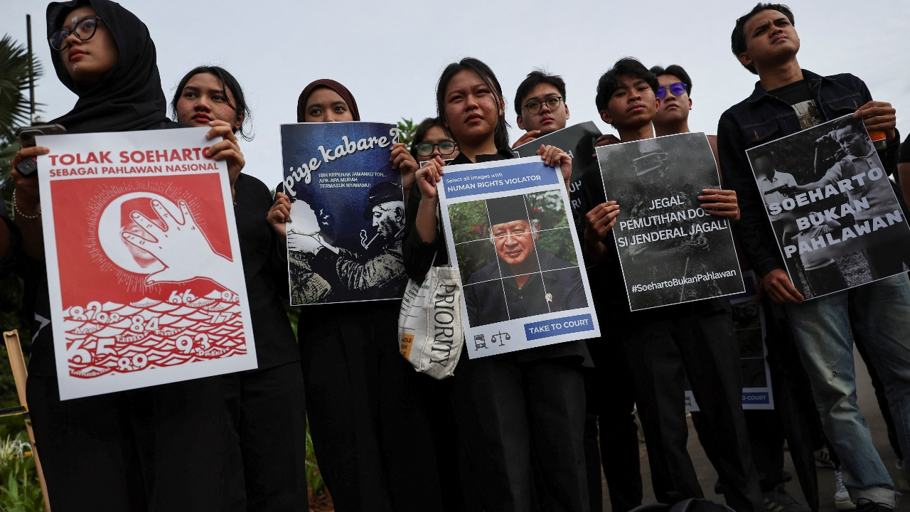 นักเคลื่อนไหวอินโดนีเซียค้านแผนเสนอชื่อ "ซูฮาร์โต" เป็นวีรบุรุษแห่งชาติ หวั่นฟอกขาวประวัติศาสตร์
