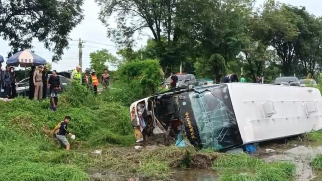 รถบัสทัศนศึกษาพลิกคว่ำ ที่ จ.นครสวรรค์ นักเรียนบาดเจ็บอื้อ เร่งนำส่ง รพ.