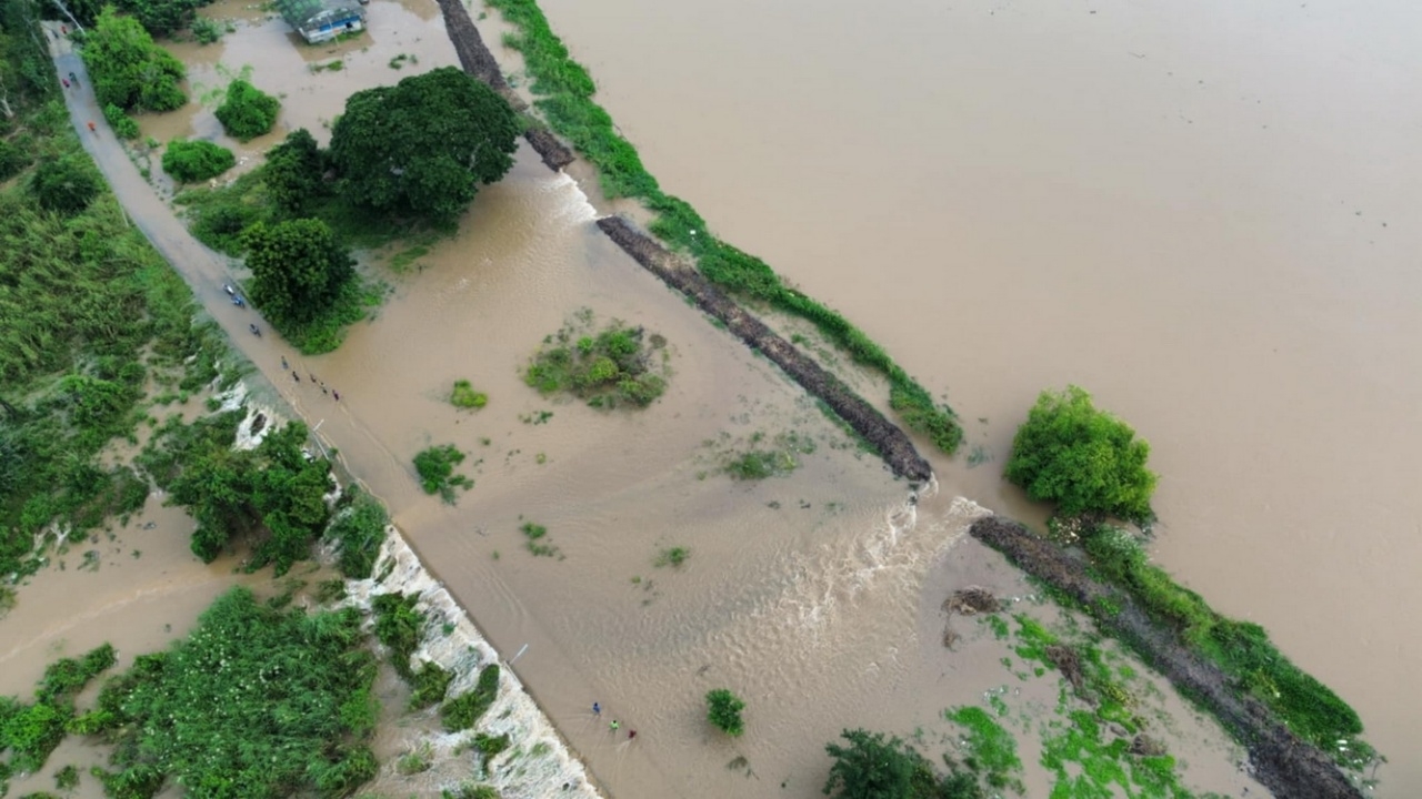 พนังกั้นน้ำพัง น้ำทะลักท่วมป่าโมก จ.อ่างทอง กระทบชาวบ้าน 100 หลังคาเรือน