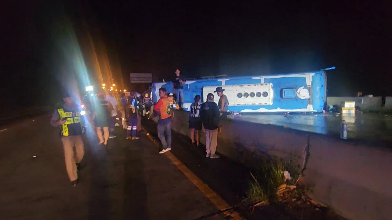 รถทัวร์พลิกคว่ำ ทางลงดอยขุนตาล ผู้โดยสารเจ็บเพียบ แถมเกิดอุบัติเหตุซ้ำซ้อน