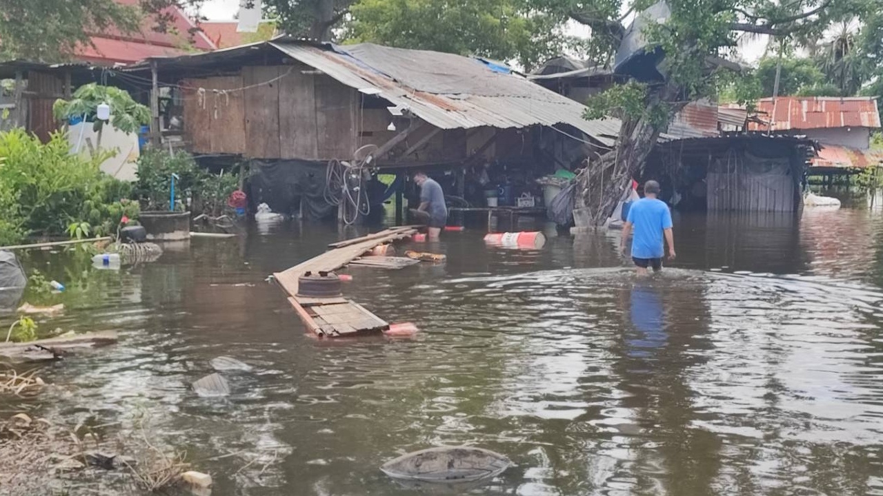 ชาวบ้านเร่งทำสะพานชั่วคราว หลังระดับน้ำเอ่อขึ้นถึงริมถนนปทุมธานี-สามโคก