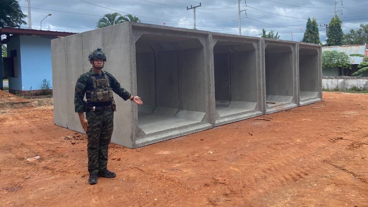 กองทัพบกเร่งก่อสร้างหลุมหลบภัยและหลุมบุคคลคู่ ตามแนวพระดำริ หวังทุกคนปลอดภัย