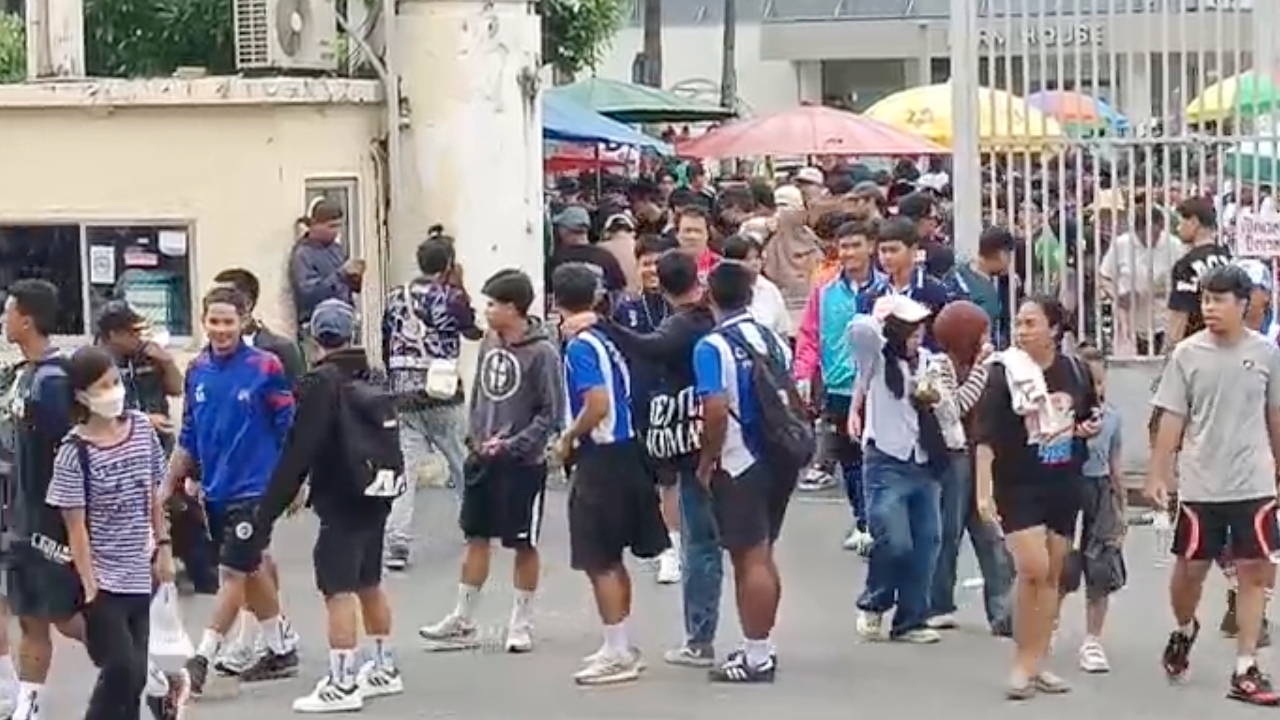 หมอนทองวิทยา เตือนเสื้อบอลปลอมระบาด ขณะที่กองเชียร์ล้นสนามศุภชลาศัย ลุ้นรอบชิงชนะเลิศ