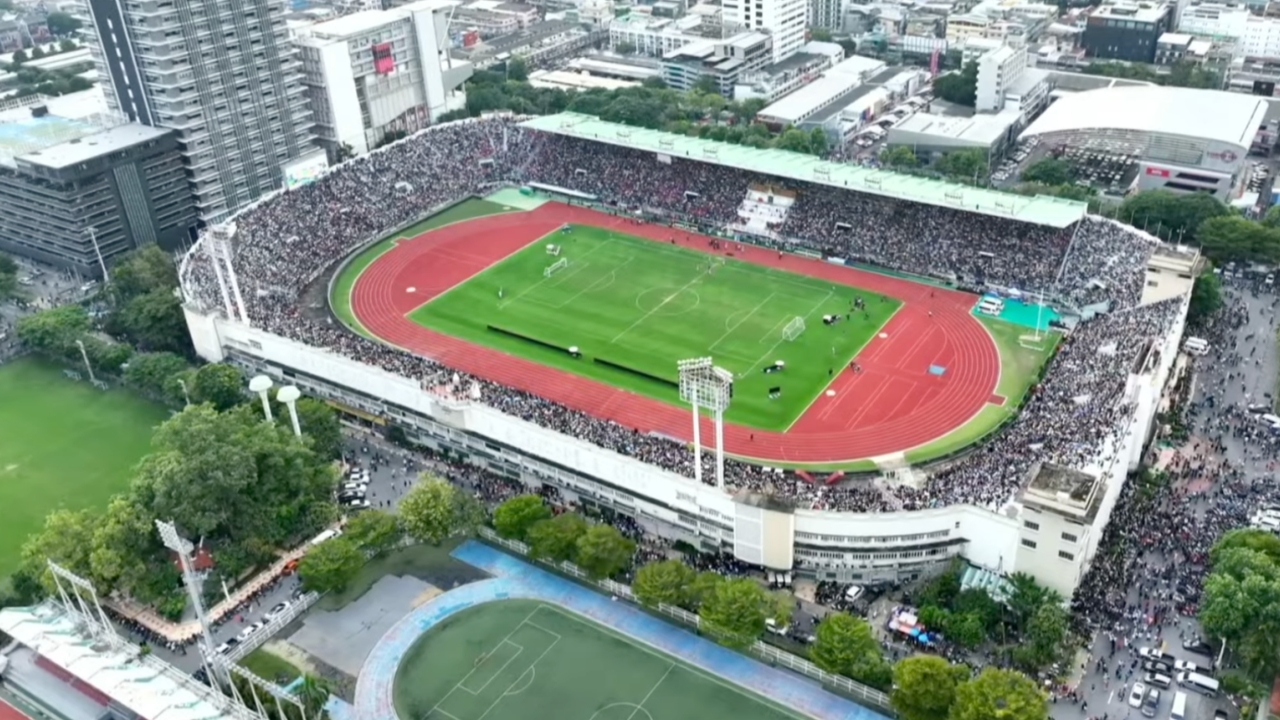 สนามแตกแล้ว กองเชียร์ทะลักศุภชลาศัย "หมอนทองวิทยา VS อบจ.ชัยนาท" ชิงแชมป์บอล 7 สี