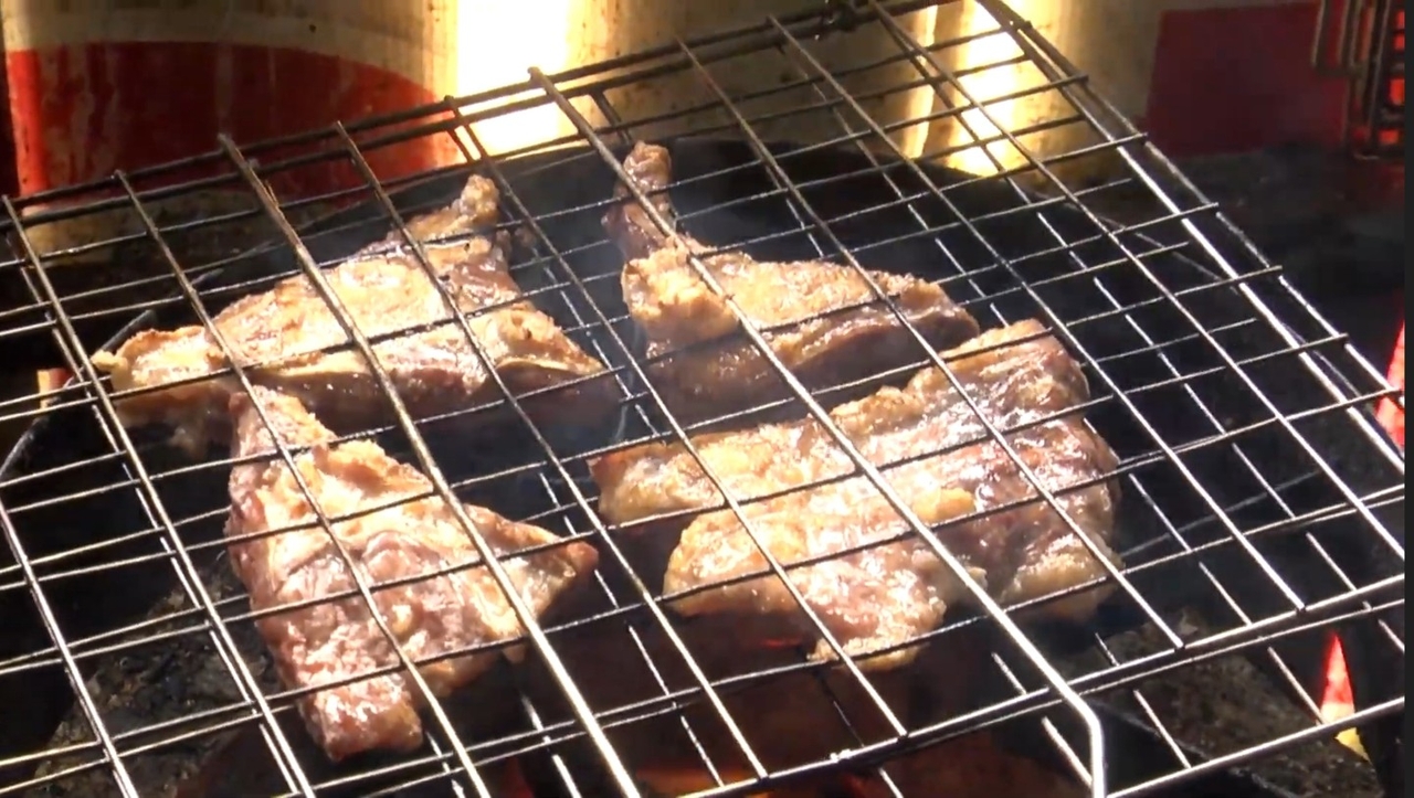 “ยายน้อยไส้ขอด” หลังราชภัฏสกลนคร ซดต้มไส้กรึ๊บๆ ลาบก้อยถึงใจ เปิดเช้าตรู่คนแน่นทุกวัน