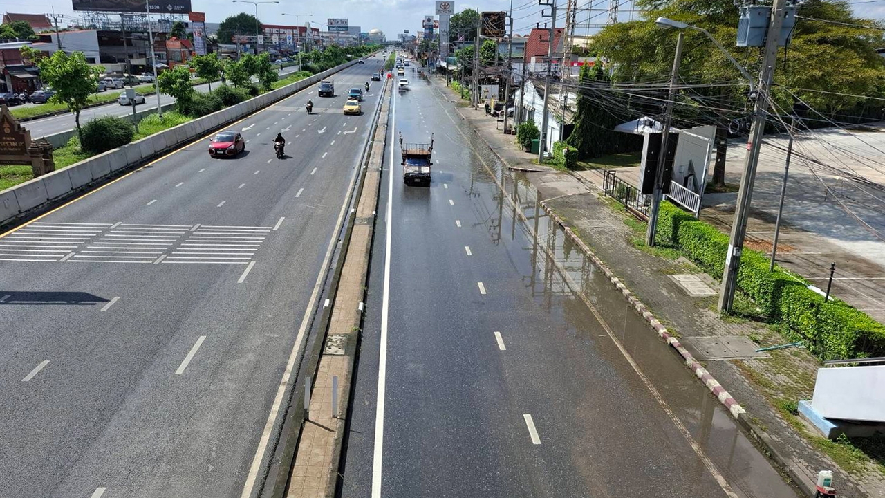 ระดมเจ้าหน้าที่ วางกระสอบทราย-ติดตั้งเครื่องสูบน้ำ ป้องกันน้ำท่วม "ถนนนครอินทร์"