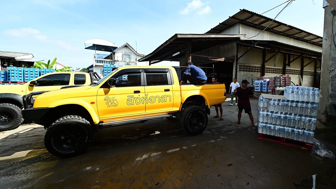 สิงห์อาสา ลงพื้นที่ช่วยผู้ประสบภัยน้ำท่วม จังหวัดปทุมธานีและนนทบุรี