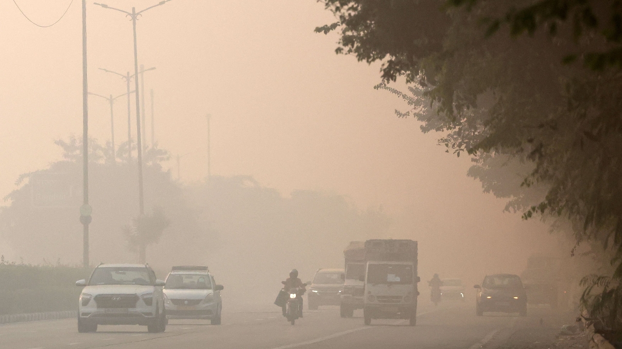 เดลีสำลักฝุ่น อากาศเป็นพิษระดับร้ายแรง รร.ต้องออนไลน์ เตือนเด็ก-ผู้สูงอายุอย่าออกจากบ้าน