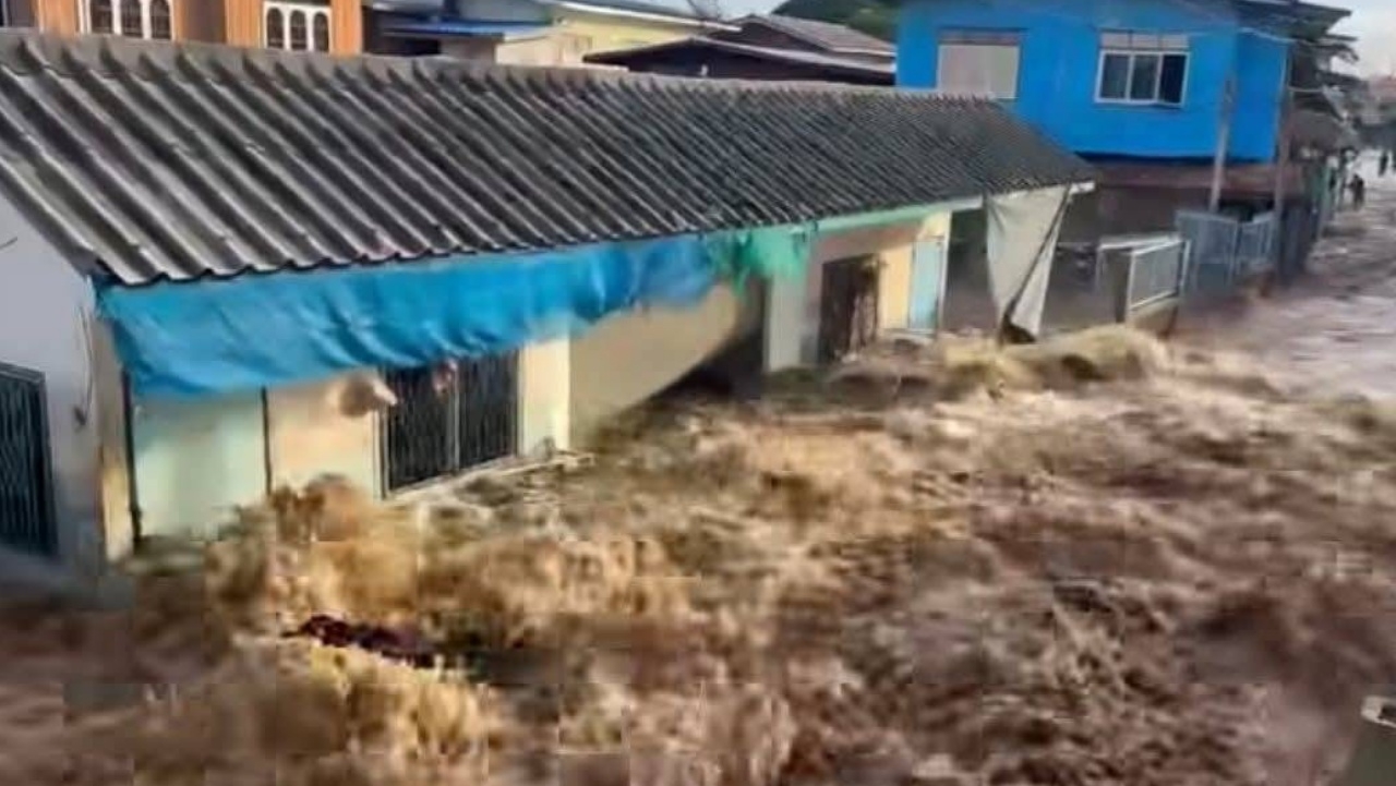 พนังกั้นน้ำแตก มวลน้ำทะลักท่วม 300 หลังคา มุ่งหน้าที่ว่าการอำเภออินทร์บุรี