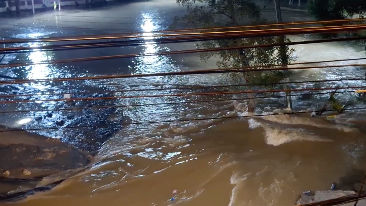 อินทร์บุรี ตั้งแนวรับน้ำใหม่ ล่าสุดพังลงมาอีก น้ำทะลักเข้าท่วมถึงโรงเรียนอินทร์บุรี