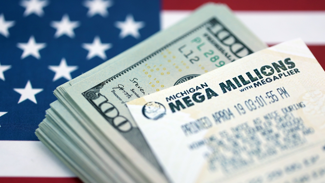 ยังไม่มีคนถูกรางวัล แจ็กพอต "เมกะมิลเลียนส์" พุ่งแตะ 965 ล้านดอลลาร์ ลุ้นอีกศุกร์นี้