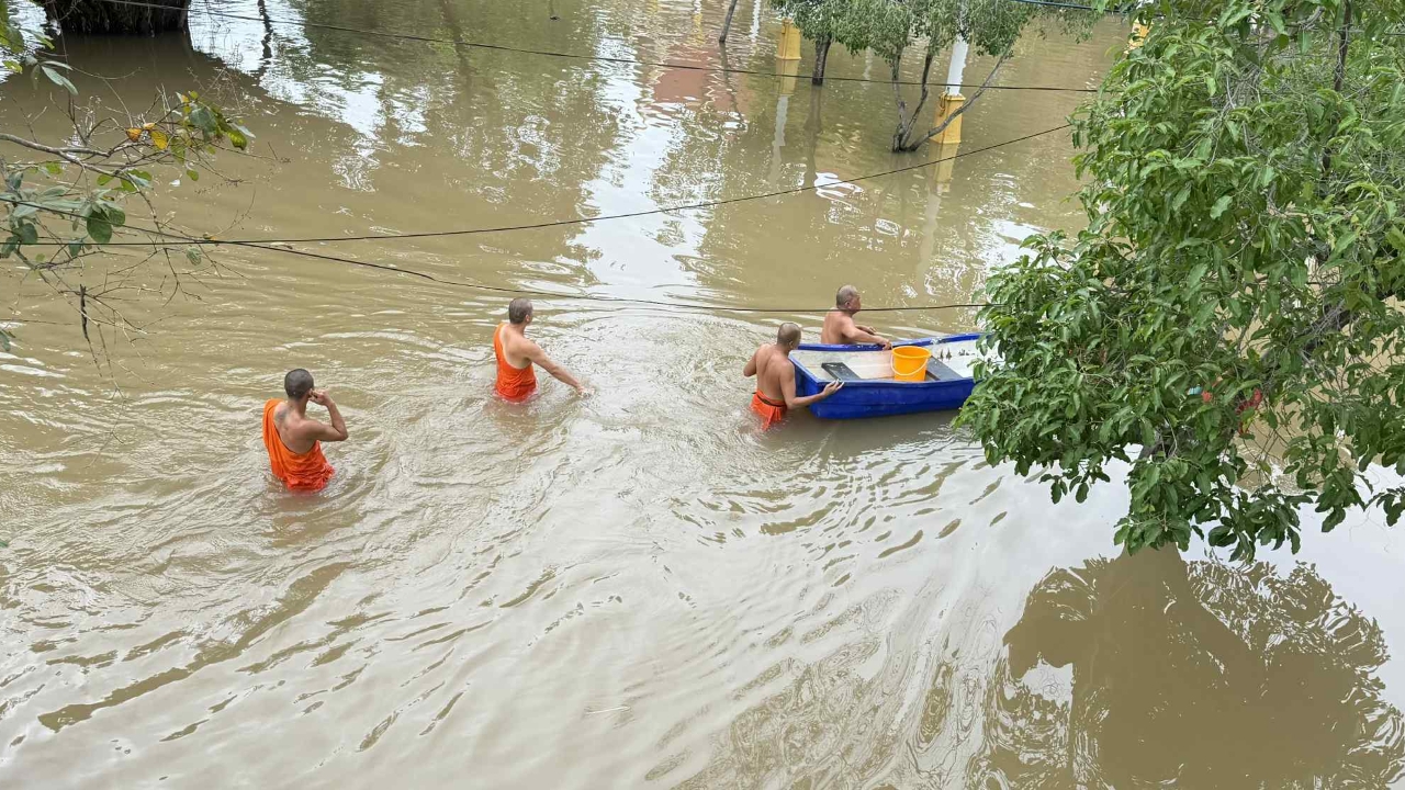 น้ำท่วมสุโขทัยยังวิกฤต วัดกำแพงงาม ระดับน้ำยังสูงกว่า 1.50 เมตร