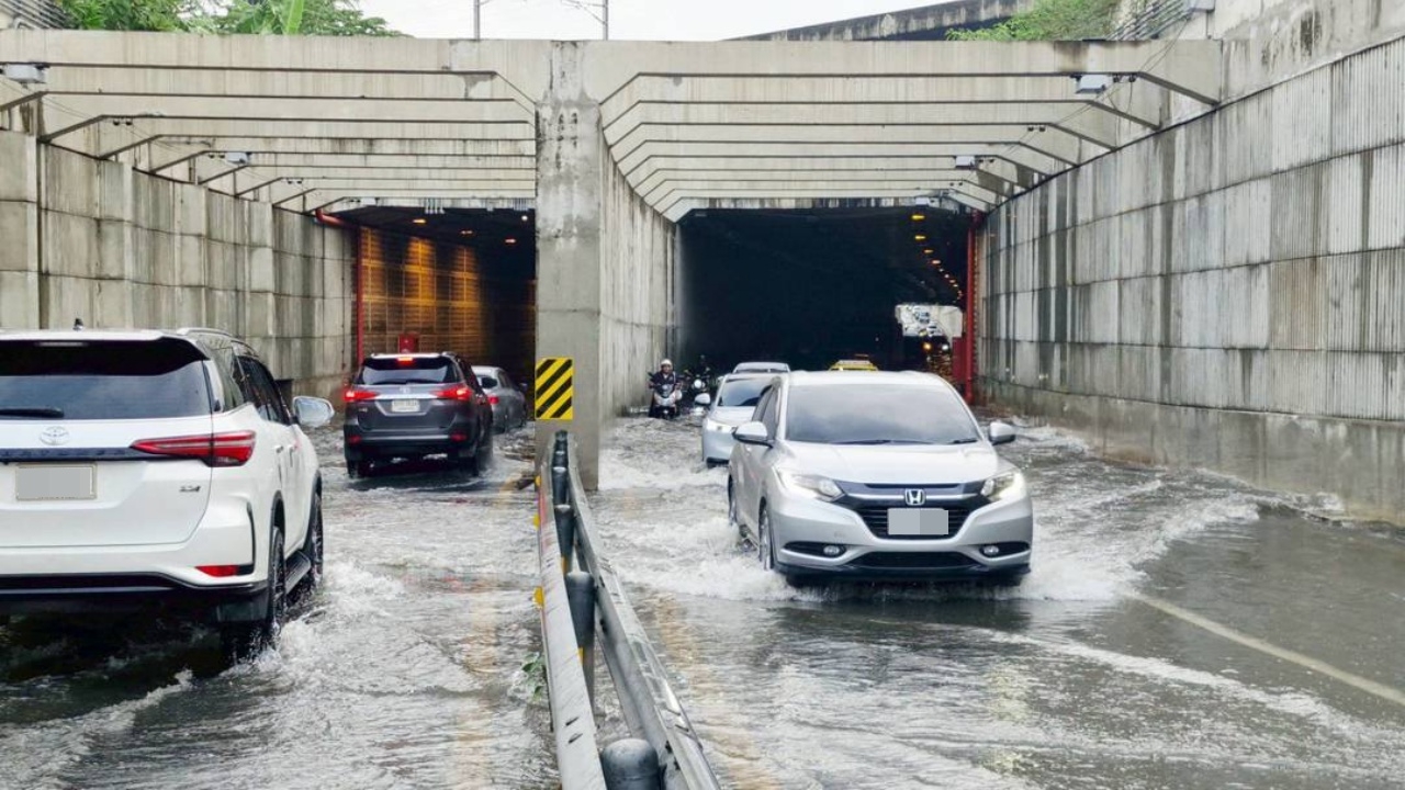 ปิด "อุโมงค์ทางลอด" ถนนเลียบทางรถไฟ น้ำท่วมขัง ระบบสูบน้ำพัง หลังถูกคนขโมยสายไฟ