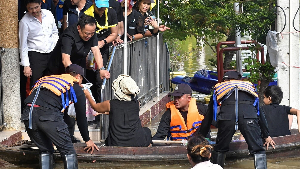 "หนู" บิน ฮ. สั่งการ ผันน้ำเจ้าพระยาลงทุ่งด้านตะวันออก สิงห์บุรีกระสอบแตก 300 ครอบครัวอพยพ