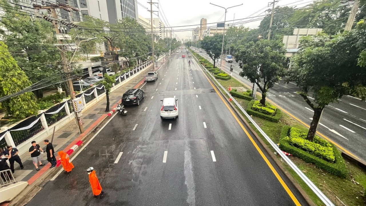 อัปเดตสถานการณ์น้ำท่วมขัง ถ.รัชดาภิเษก หน้าศาลอาญา น้ำลดกลับเข้าสู่ภาวะปกติแล้ว