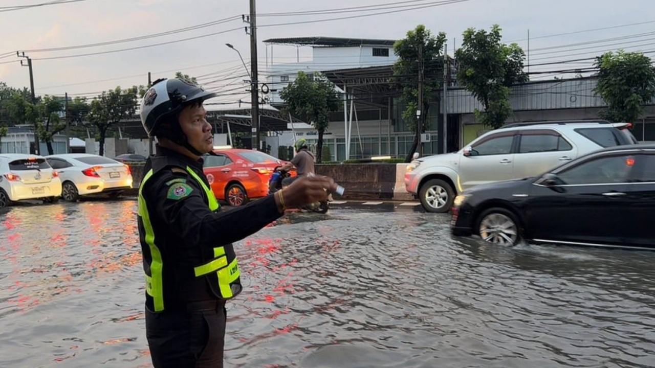 ฝนถล่มกรุงกลางดึก ผู้ว่าฯ กทม. เผยสาเหตุ "น้ำท่วม" หลายพื้นที่ ไม่เกี่ยวน้ำเหนือ