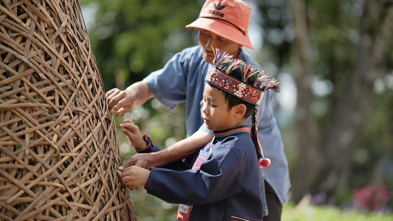 เทศกาลสีสันกาสะลอง 2025 โชว์งานศิลป์ “ต้นคริสต์มาสหมอกพันวา”