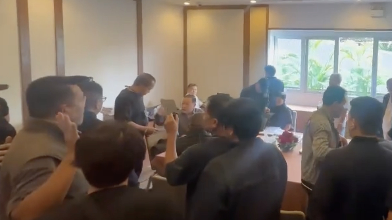 เปิดนาทีเจ้าหน้าที่ บุกจับ "สันธนะ" กลางกรุง คดีอุ้มรีดค่าไถ่ชาวไต้หวันปี 64