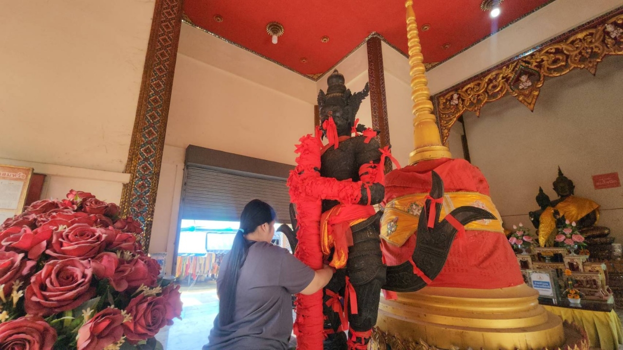 หนุ่มศรัทธา จุดธูปมงคลหน้า "ท้าวเวสสุวรรณ" ลุ้นโชคเลขเด็ดงวดนี้ 16/11/68