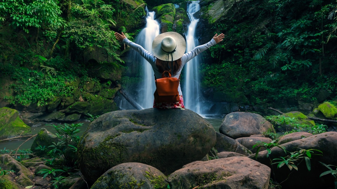 100 แคปชั่นเดินป่า 2568 ฮาๆ กวนๆ สายธรรมชาติ เข้าป่าฮีลใจสไตล์คนเท่