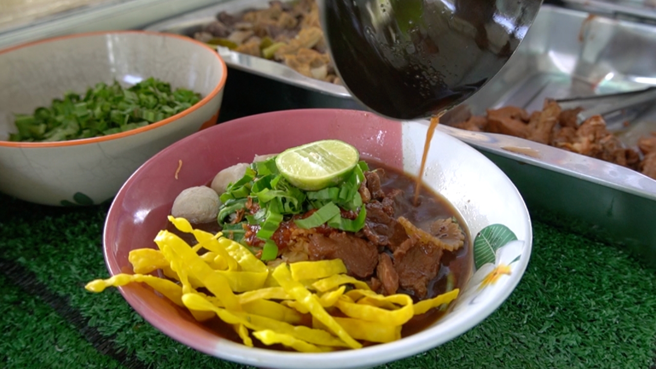 สายเนื้อต้องลอง ก๋วยเตี๋ยวเครื่องในวัว จ.พัทลุง เปื่อยนุ่ม น้ำจิ้มแซ่บ ชามโต 60 บาท