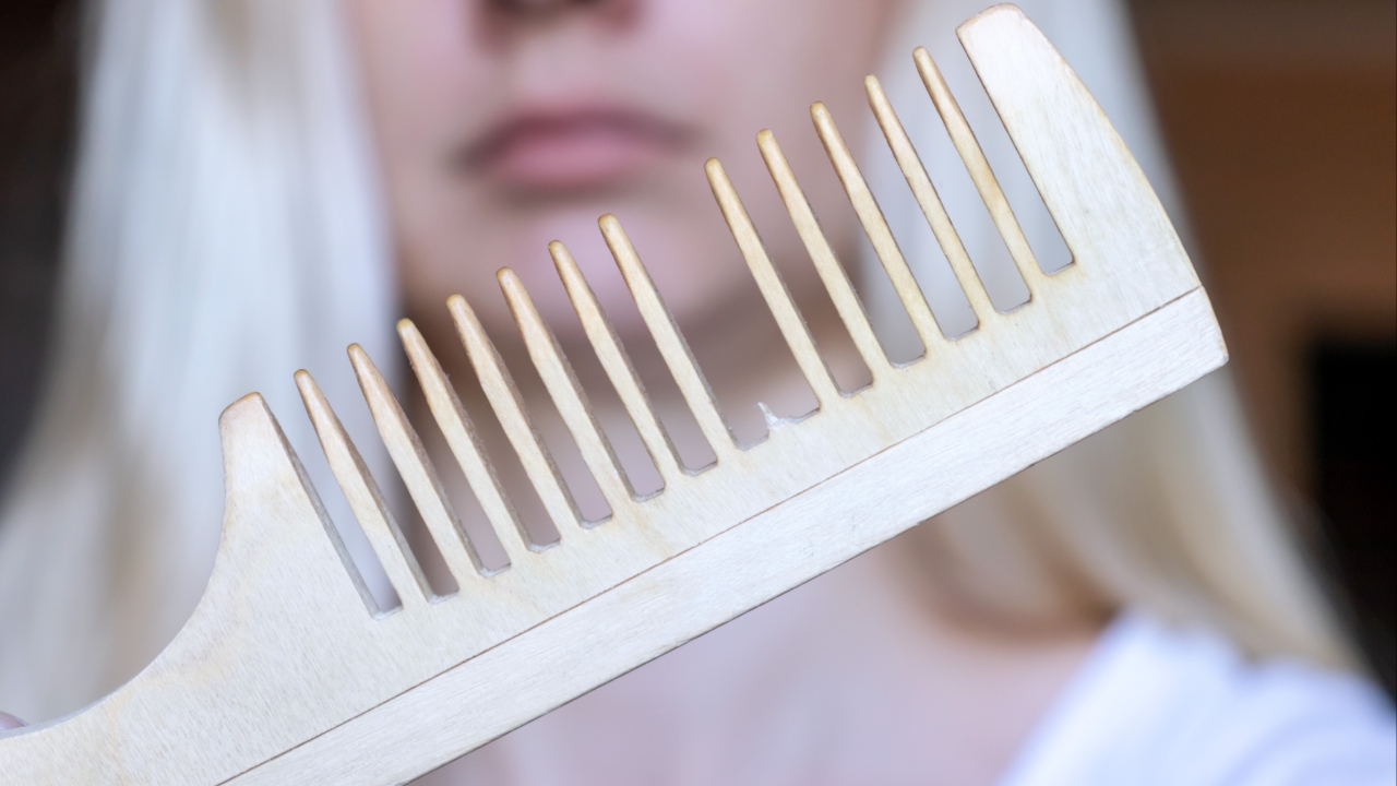 หวีผมแล้วหวีหัก เป็นอะไรไหม? เปิดความเชื่อโบราณ พร้อมเคล็ดลับวิธีแก้เคล็ด