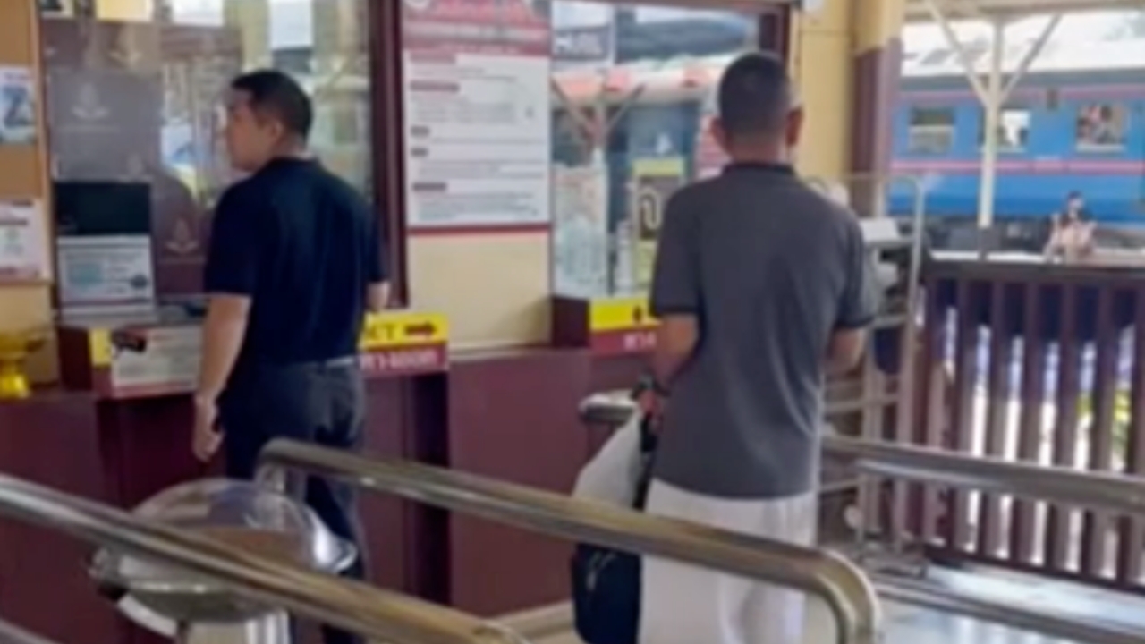 "ผู้ว่าฯ โคราช" ขอพร "ย่าโม" ก่อนเดินทางด้วยรถไฟไปปฏิบัติหน้าที่ "รองปลัด มท."