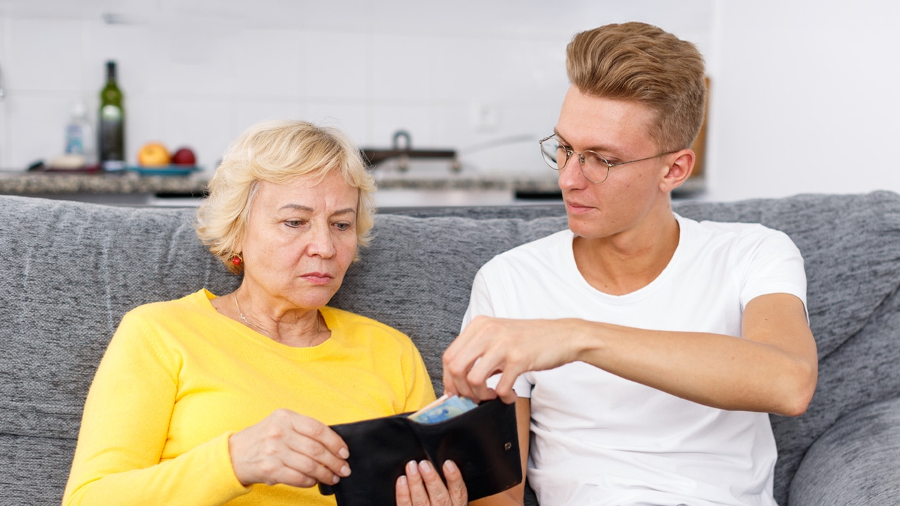 เมื่อลูกโตเป็นผู้ใหญ่ แต่พ่อแม่ยังต้องให้เงินช่วยเหลือ ถ้าอยากเริ่มสอน "การเงิน" ต้องคุยอย่างไร