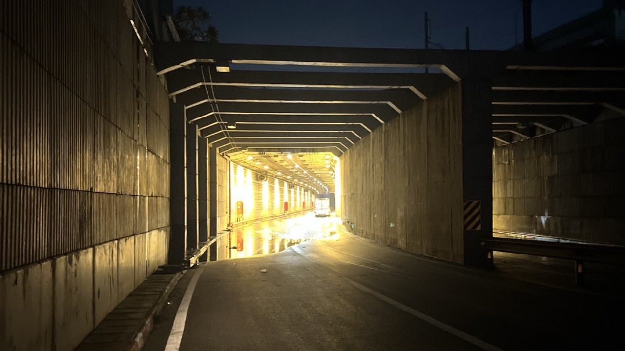 “อุโมงค์บางซื่อ” เปิดการจราจร 2 ฝั่งให้รถวิ่งตามปกติแล้ว เหลือน้ำท่วมขัง 5 ซม.