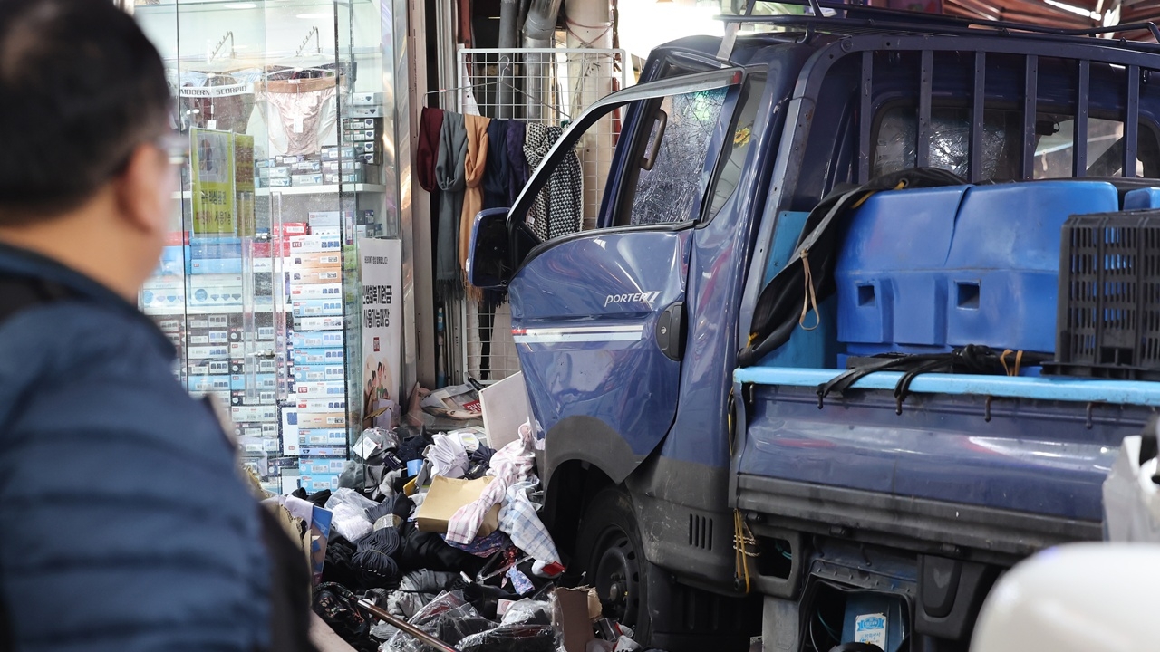 เกาหลีใต้ระทึก รถบรรทุกพุ่งใส่ตลาด ไถยับ 150 ม. ดับ 2 ศพ เจ็บอีก 18 ราย