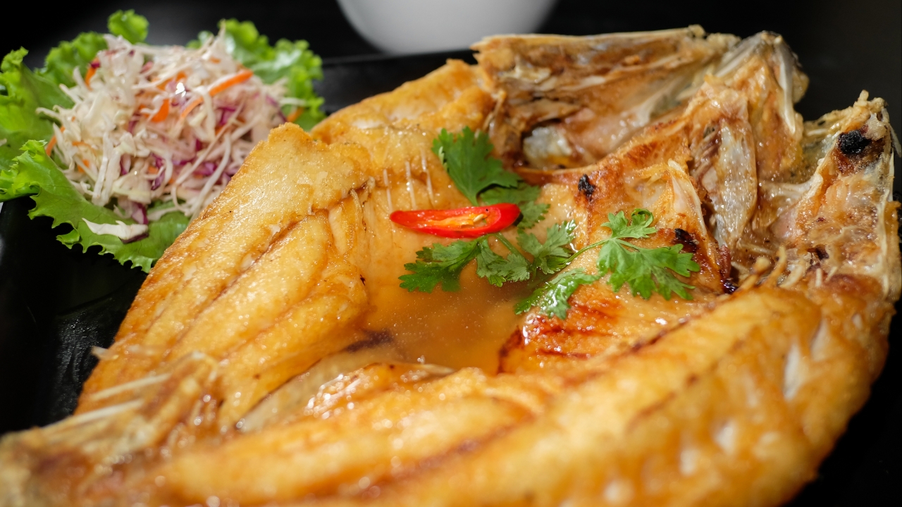 สูตรวิธีทำ "ปลากระพงทอดน้ำปลา" ให้อร่อย เนื้อปลากรอบนอกนุ่มใน