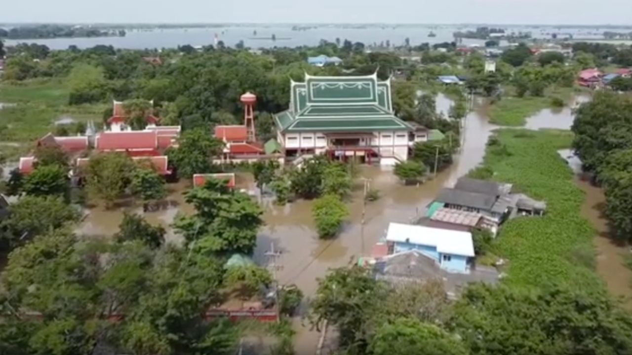 อยุธยายังอ่วม น้ำท่วมบางจุด 4-5 เมตร ชาวบ้านบอกแม้เบากว่าปี 54 แต่ปีนี้ท่วมนาน