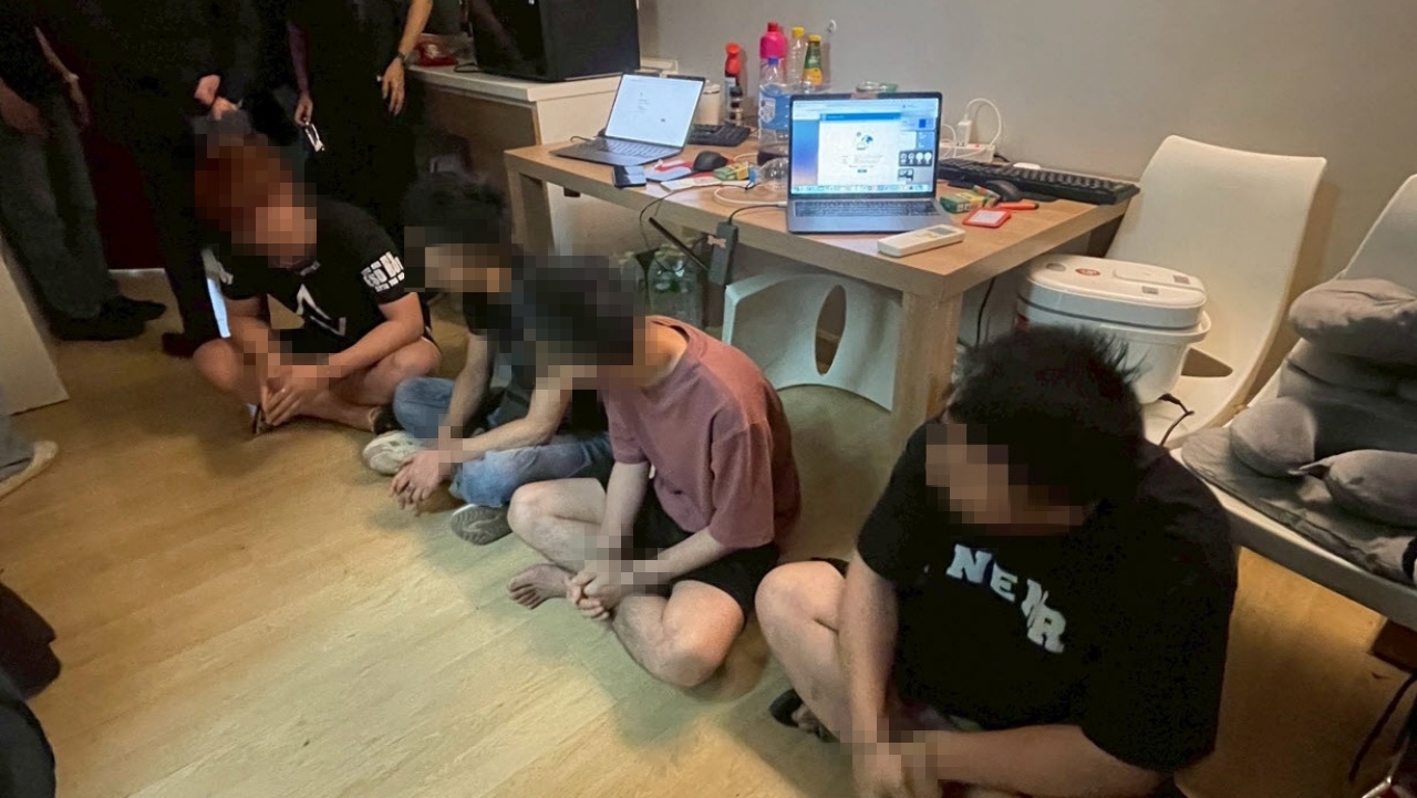 บุกค้นมั่วสุมยาเสพติด เจอแก๊งจีน-เมียนมา แฝงตัวลอบทำเว็บพนัน