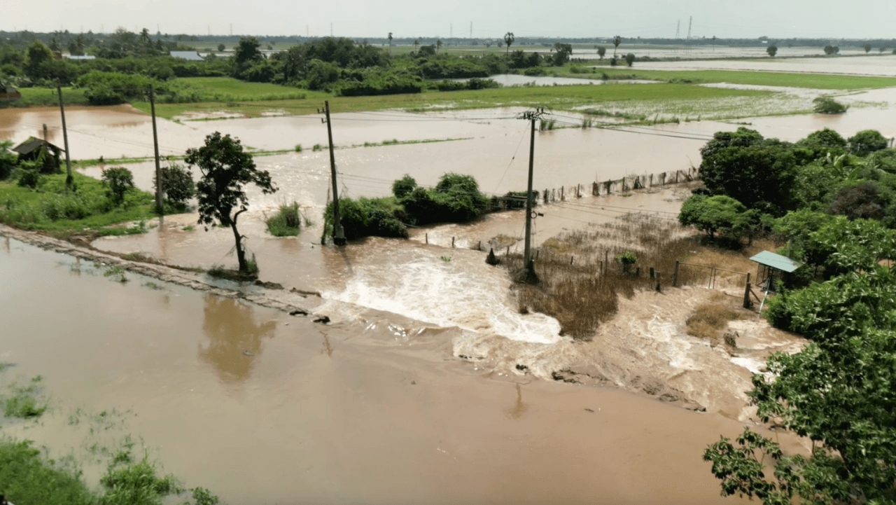 ต้านไม่อยู่ คันคลองที่สิงห์บุรีพัง น้ำทะลักท่วม 2 ชุมชน เร่งยกของขึ้นที่สูง