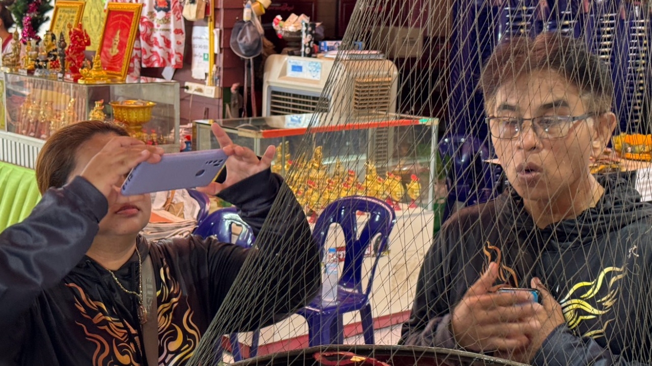 ได้ตามที่ขอ สาวขนน้ำแดง 100 แพ็ค แก้บนกุมารเจ้าสัวเฮง ส่องเจอเลขเด็ดอ่างน้ำมนต์