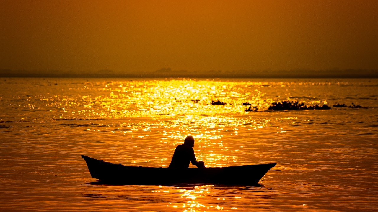 ฝันว่าได้นั่งเรือกลางแม่น้ำ เรือลำใหญ่ ดีหรือร้าย สื่อถึงเรื่องใด