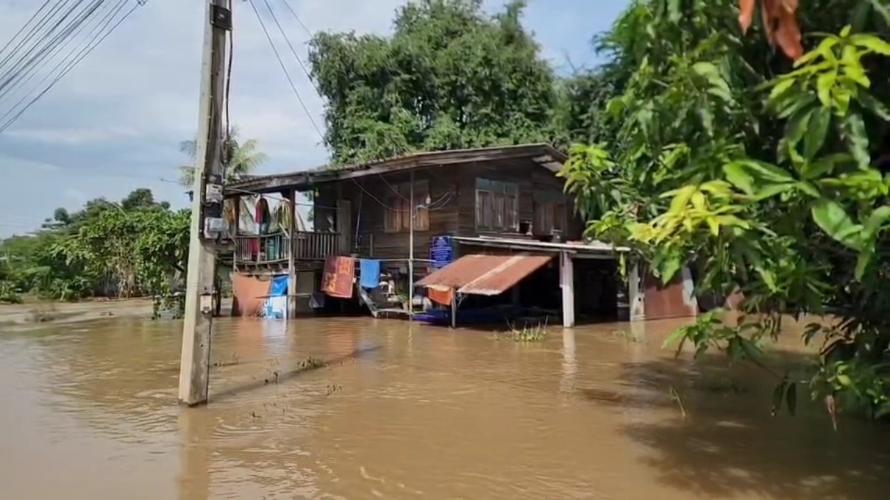 ชาวบ้านยางตาลอ่วม น้ำเจ้าพระยาเอ่อล้น กระทบบ้านประชาชนกว่า 200 หลัง