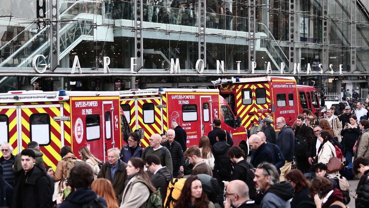 ผู้โดยสารแตกตื่น คนร้ายควงมีดที่สถานีรถไฟฝรั่งเศส ตร.ยิงปืนสกัด