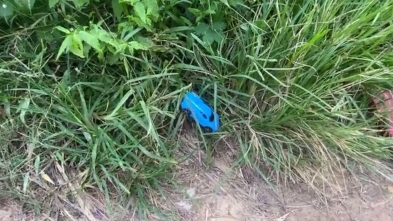 ครอบครัวช็อก ลูกชาย 2 ขวบหายออกจากบ้าน พบอีกทีเป็นศพริมถนน มีรอยแผลทั่วร่างกาย