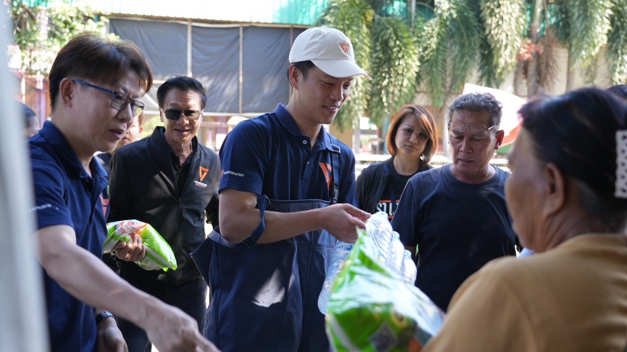 “เท้ง” ลุยน้ำท่วมจี้รัฐบาลทบทวนบริหารจัดการน้ำ ย้ำเงินเยียวยาต้องเป็นธรรม