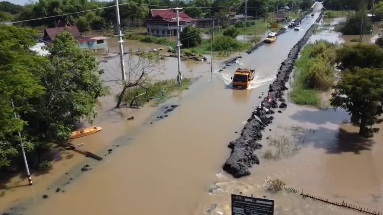 เร่งกู้ถนนทางหลวง "สายเสนา-ผักไห่" ทำแนวป้องกันน้ำล้นตลิ่ง ติดตั้งเครื่องสูบน้ำ