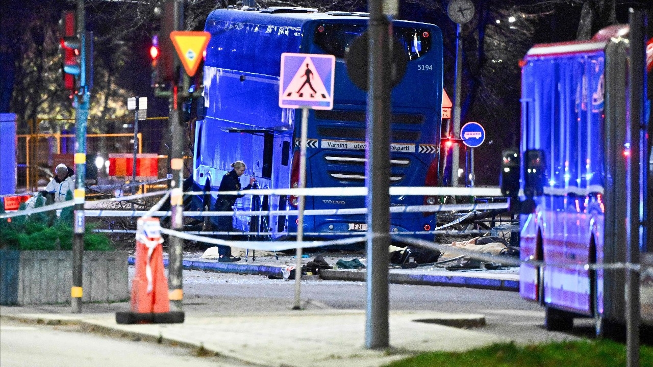 ระทึก รถบัสสองชั้นพุ่งชนผู้คนกลางป้ายรถเมล์สตอกโฮล์ม ดับ 3 ศพ เจ็บอีก 3