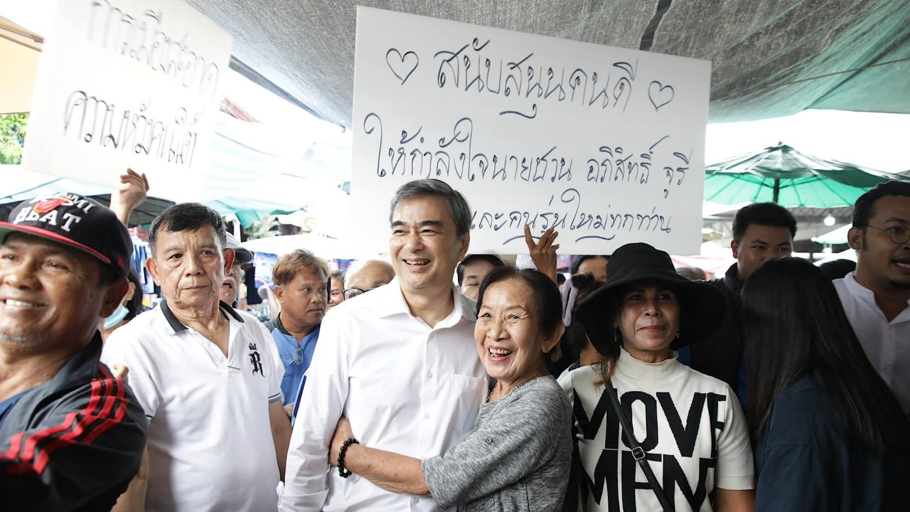 ชาวหาดใหญ่ให้กำลังใจ “อภิสิทธิ์” ลงใต้ครั้งแรกหลังกลับมาเป็นหัวหน้าพรรค