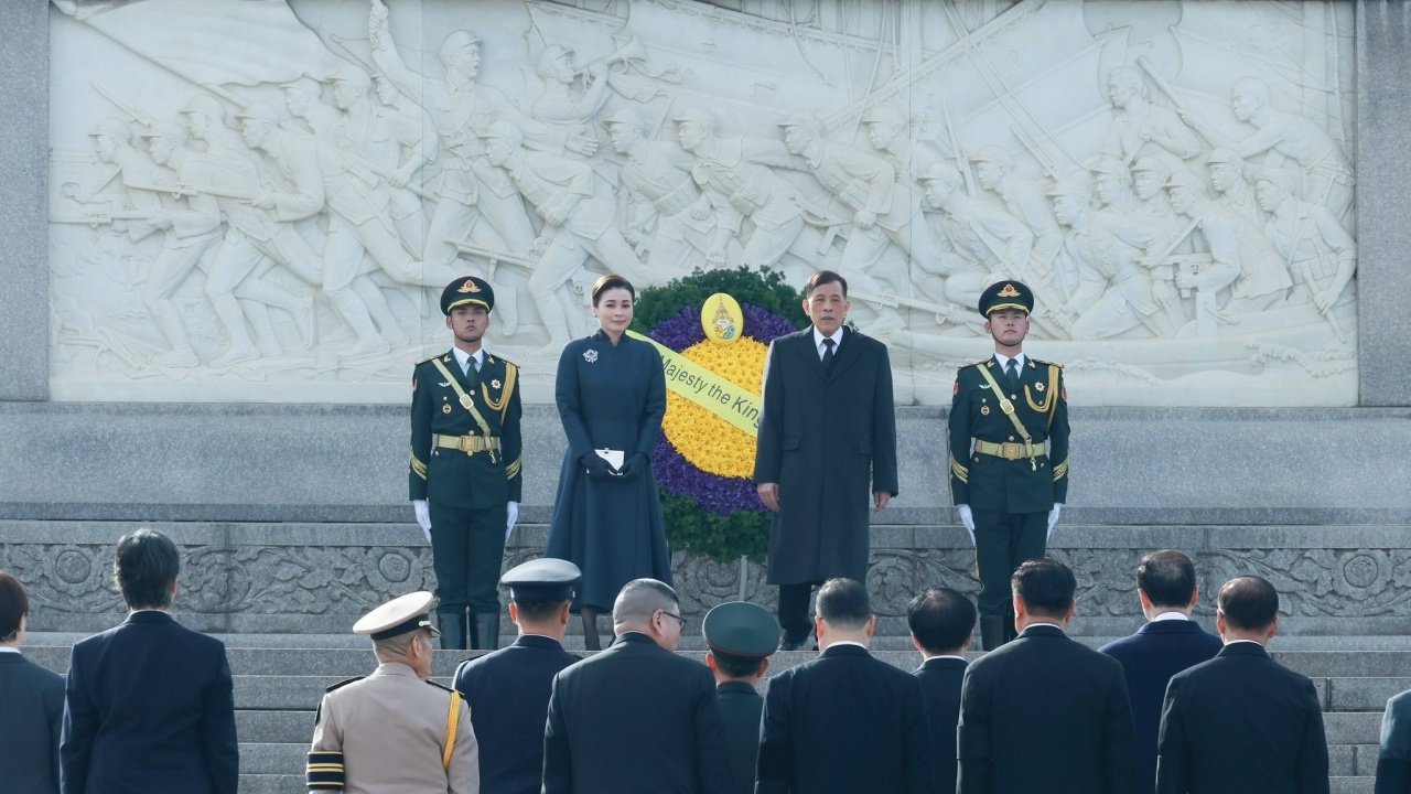 ​"ในหลวง-ราชินี" ทรงวางพวงมาลา อนุสาวรีย์วีรชน จัตุรัสเทียนอันเหมิน