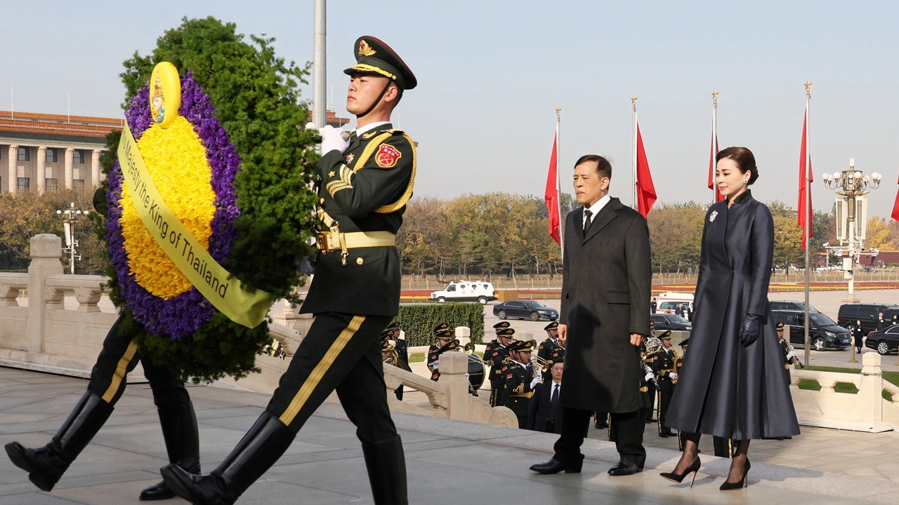 ในหลวง-ราชินี ทรงวางพวงมาลา อนุสาวรีย์วีรชน “เทียนอันเหมิน” และวัดหลินกวง