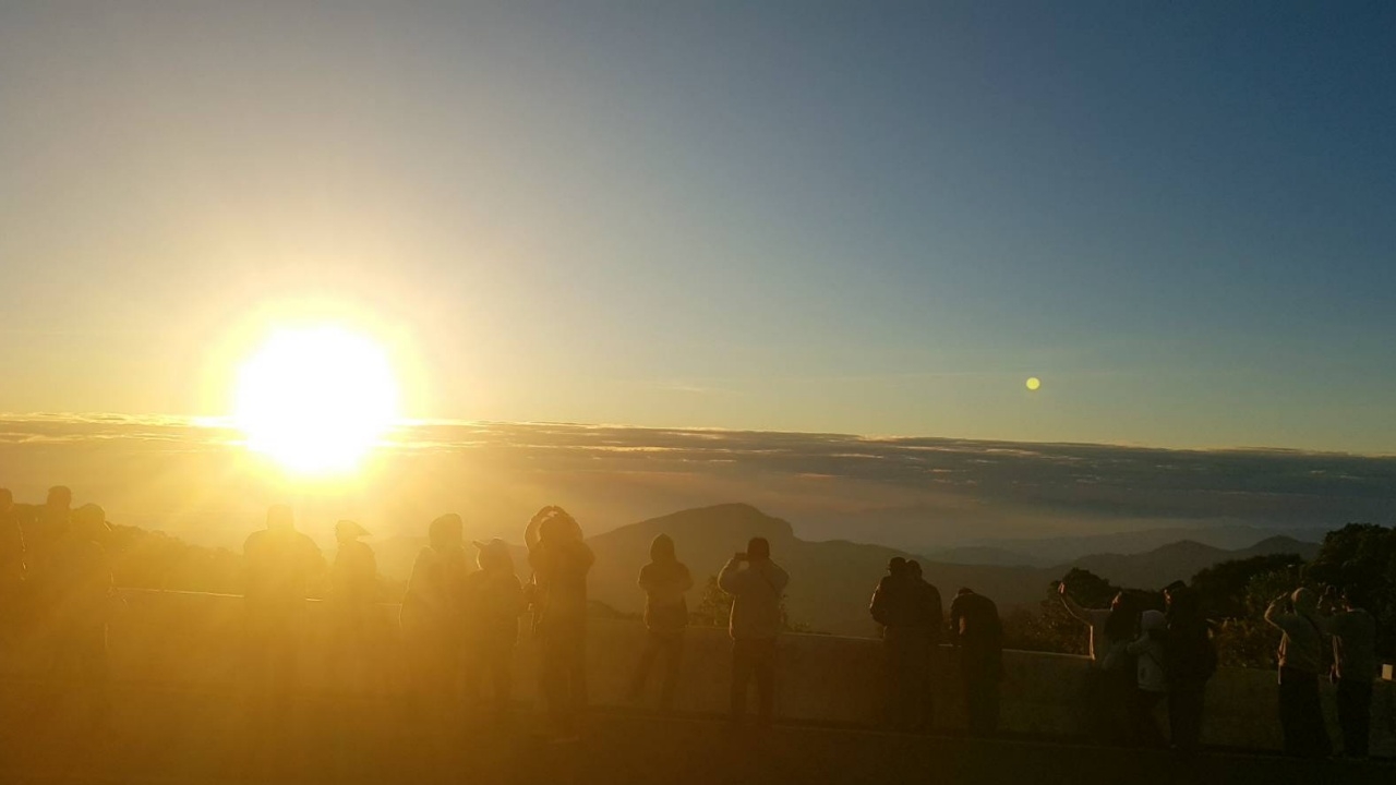 นักท่องเที่ยวสุดฟิน เช้านี้ “ดอยอินทนนท์” อุณหภูมิลดฮวบ เหลือเพียง 6 องศาฯ